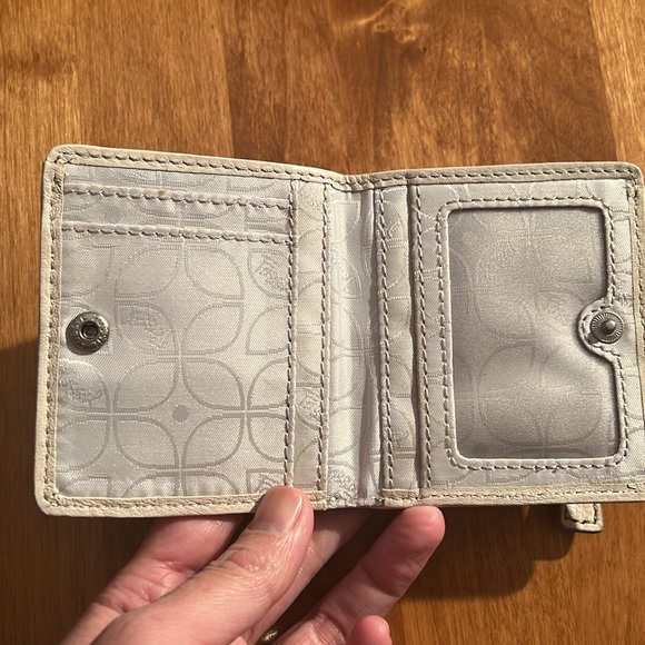 Fossil mini wallet can hold a lot - Picture 5 of 8